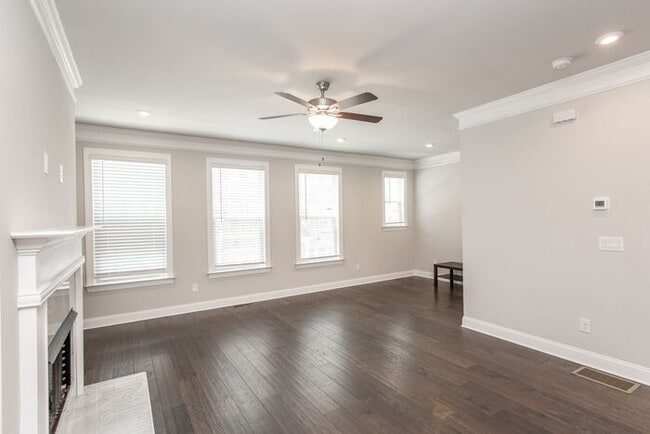 Building Photo - 3 story townhome in a great location in Chamblee