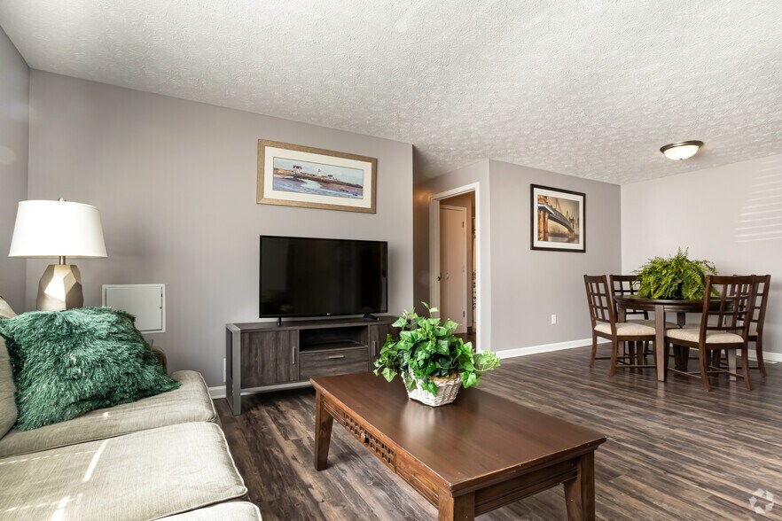 CenterPointe Apartments & Townhomes 5570 Centerpointe Blvd