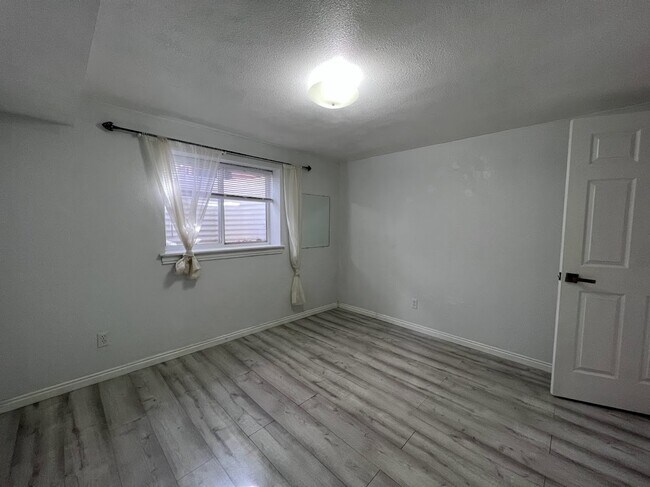 Building Photo - 391 W 100 S St