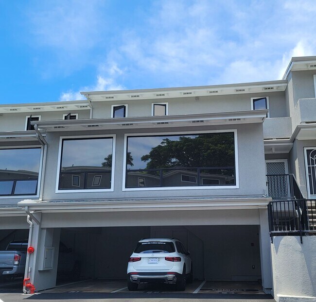 Building Photo - Rarely Available 2BR / 2.5Bath / 2 Parking Carport with 2 Storage Lockers at Nuuanu Streamside!