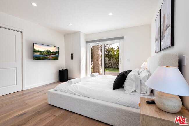 Building Photo - 527 S Bentley Ave