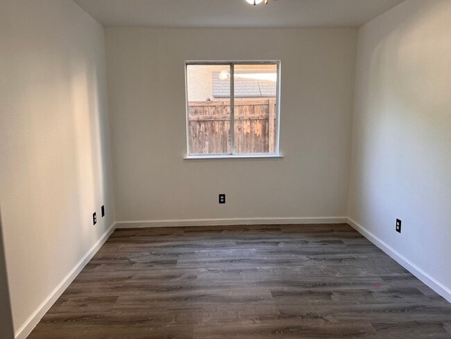 Building Photo - $500 MOVE IN BONUS, $2,350 Shields & Clovis 3 Bed - Judy Ave, Clovis / Swimming Pool