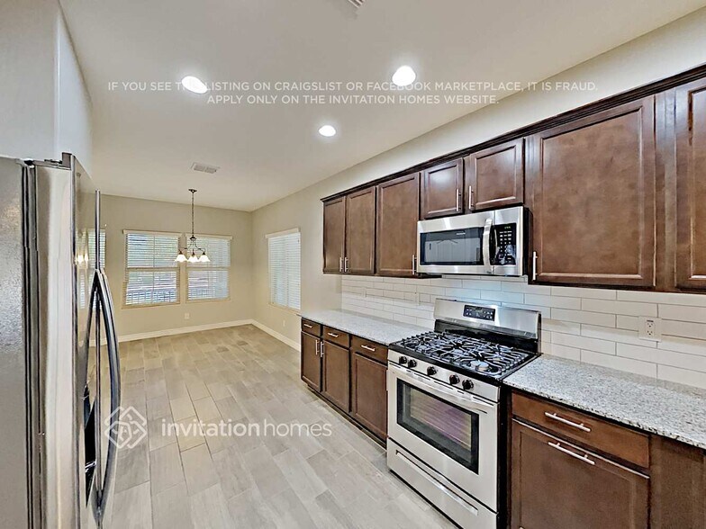 Building Photo - 2653 E Gillcrest Rd