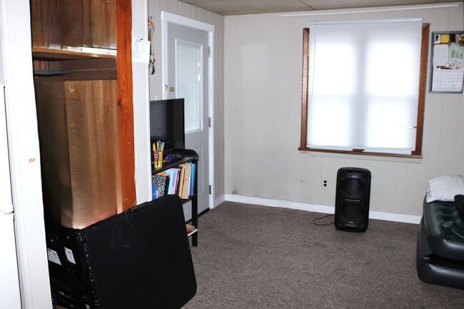 Building Photo - 967-971 Ch - student