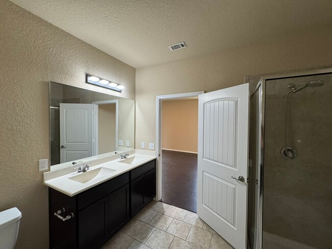 Building Photo - Move-In Special! Spacious 3BR Home with La...