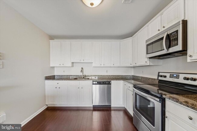 Building Photo - 5202 Drawbridge Ct