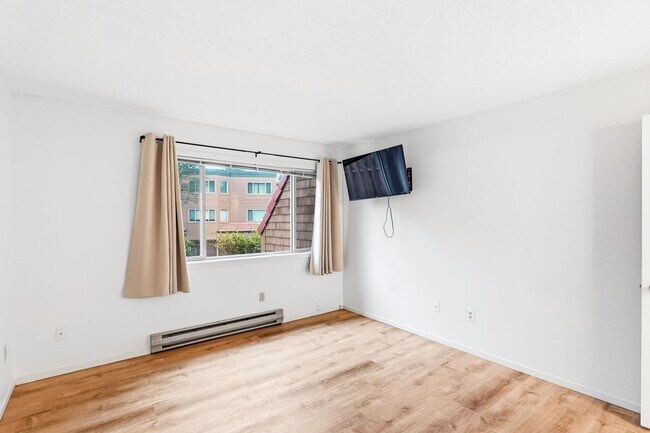 Building Photo - Desirable Lake Oswego Condo 1Bed/1Bath - Mt Park