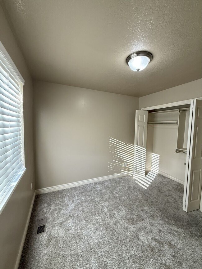 Building Photo - Your Perfect 5-Bedroom Retreat in Harrisvi...