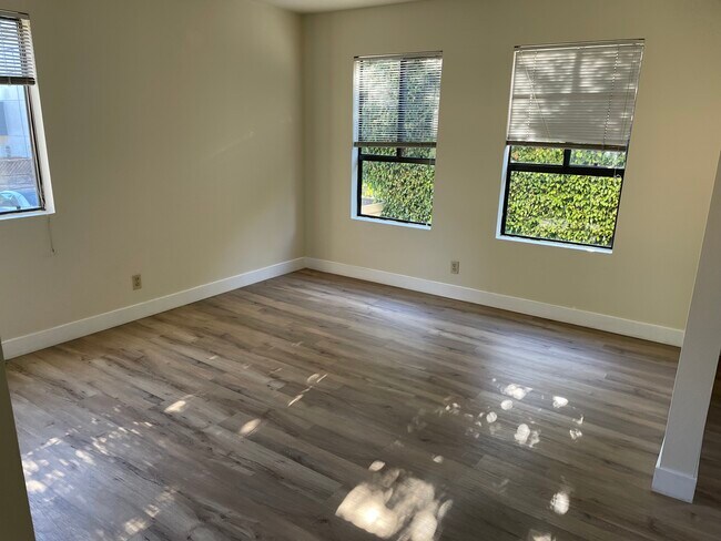 Dinning Room - 1847 S Barrington Ave