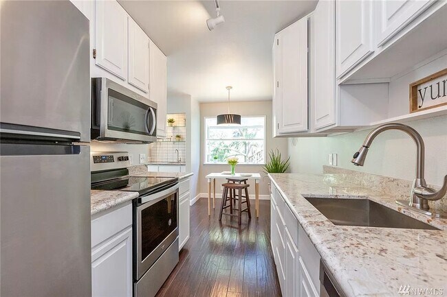 Kitchen - 9800 Roosevelt Way NE