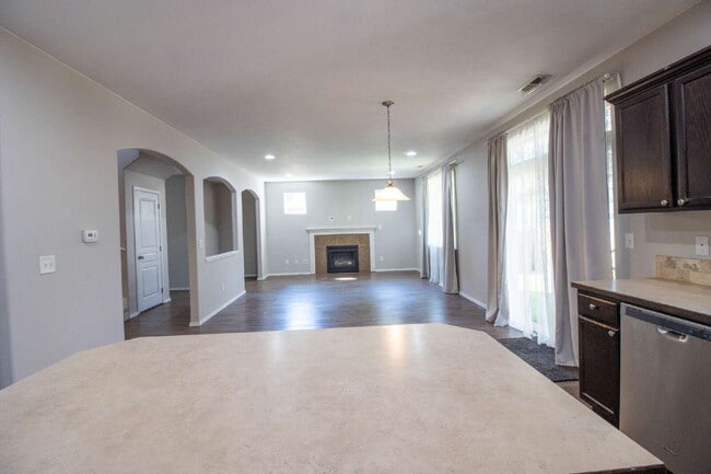 Building Photo - A BEND HOME FOR PEOPLE AND PETS!