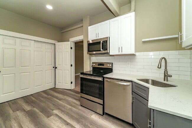 Building Photo - Kent Duplex LOWER Unit with Huge Yard & Private Feel
