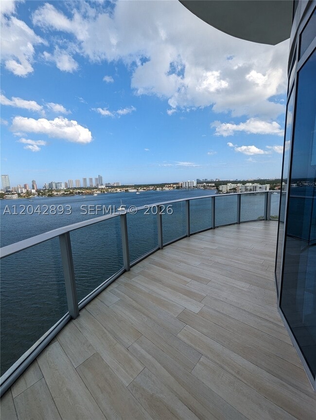 Building Photo - 17111 Biscayne 1011