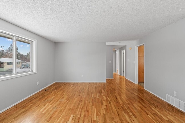 Building Photo - 4-Bedroom Retreat in Medical Lake - 2 Baths & 2,454 Sq/Ft Half Month Rent Free!