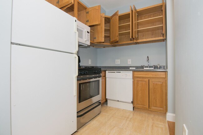 Building Photo - Bright and beautifully renovated in Allsto...