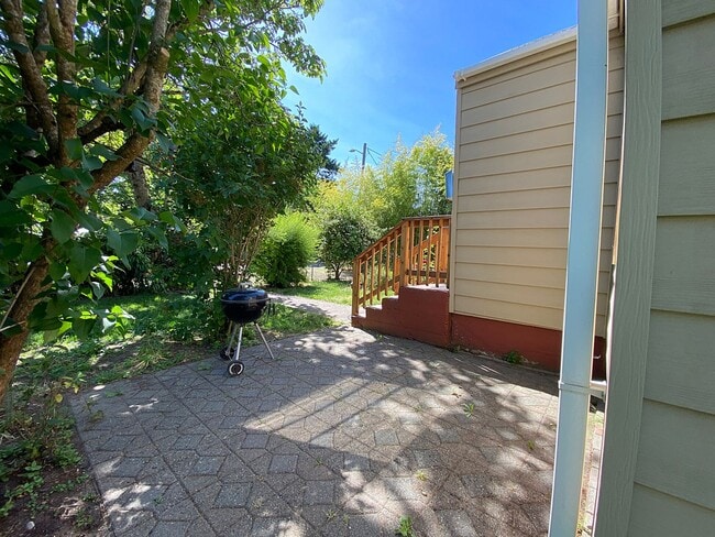Building Photo - Lovely Cully Home with Bonus Loft, Basemen...