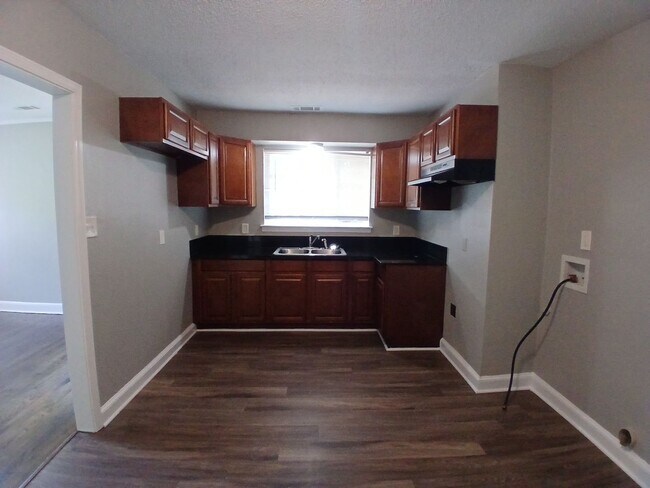 Building Photo - Updated 1 bedroom 1 bathroom Duplex - Open...