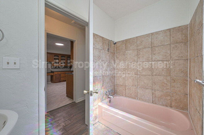 Building Photo - 713 SW 25th St