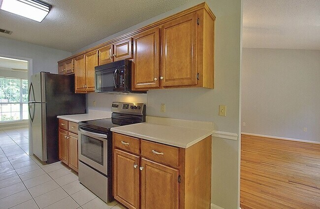 Building Photo - 210 Easy St