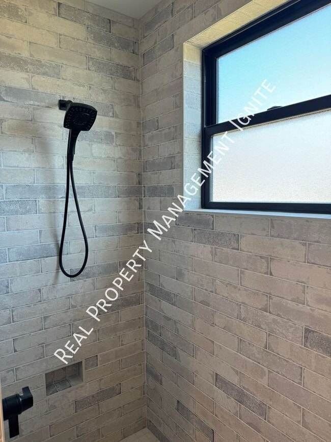 Building Photo - 61145 SW Beverly Wy