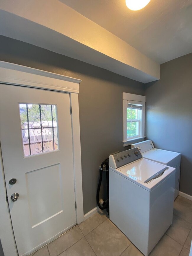 Building Photo - Gorgeous 2BR/1BA Home in Temescal, Great N Oakland Location