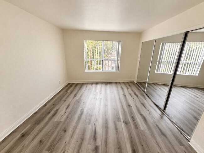 Building Photo - 15009 Moorpark St