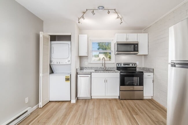 Building Photo - 721 Reinhard Ave