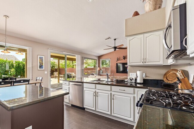 Building Photo - Gorgeous Winter Retreat - Fully Furnished