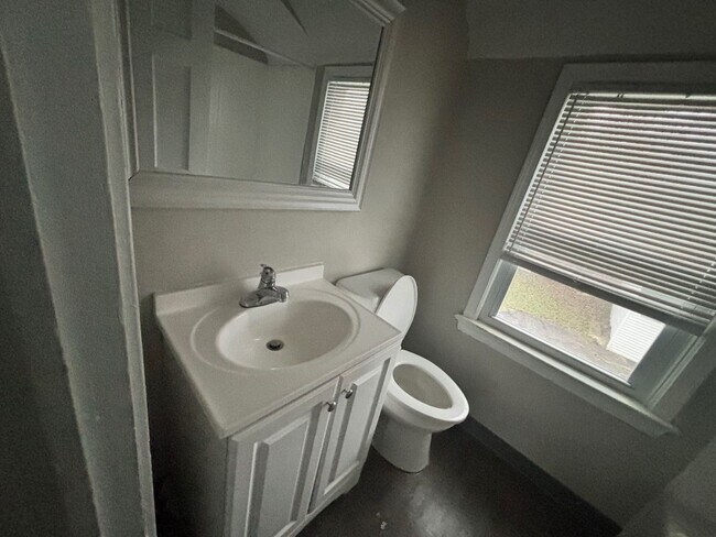 Building Photo - Charming 2-Bedroom Property in Prime Location