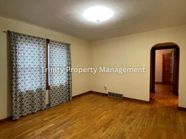 Building Photo - 310 Spring Ave