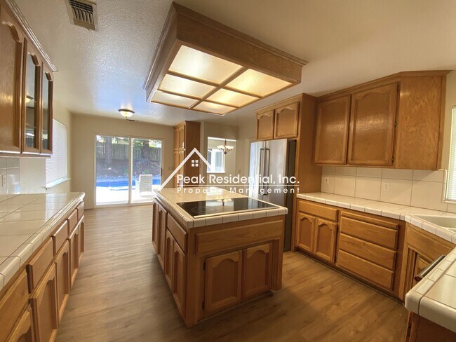 Building Photo - Spacious 3bd/2ba Auburn Home With Bonus Ro...