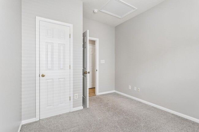 Building Photo - 3 BR 3 BA Townhouse