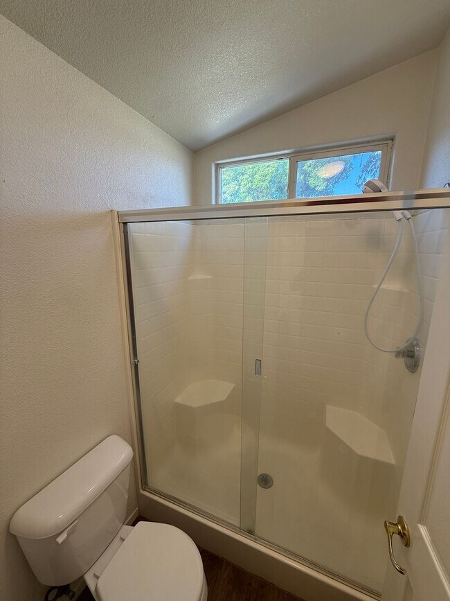 Building Photo - Single-Story 3 Bed, 2 Bath Home with Firep...