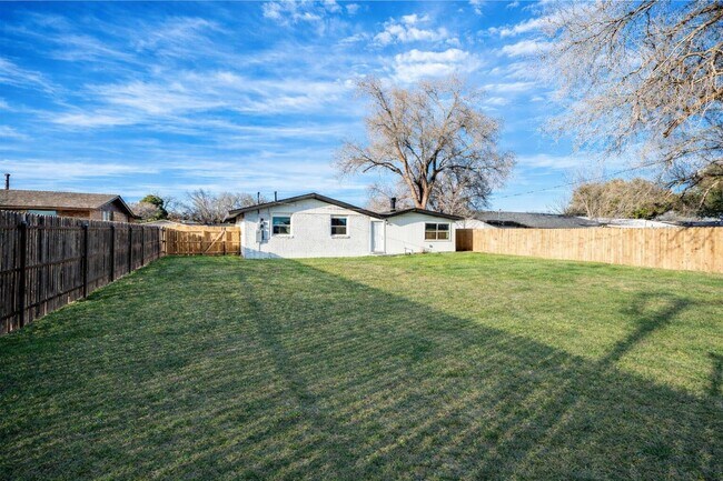 Building Photo - Modern Chic 3 Bedroom W/ Flex Space!