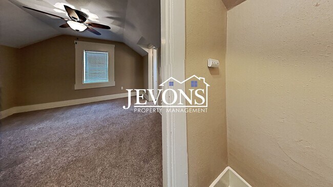 Building Photo - $300 Rent Credit - Well-kept ground-floor ...