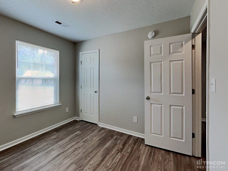 Building Photo - 1134 Summit Hills Dr