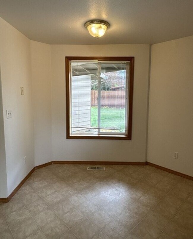 Building Photo - 3Bd/2Ba Single Story Home - Available to View!