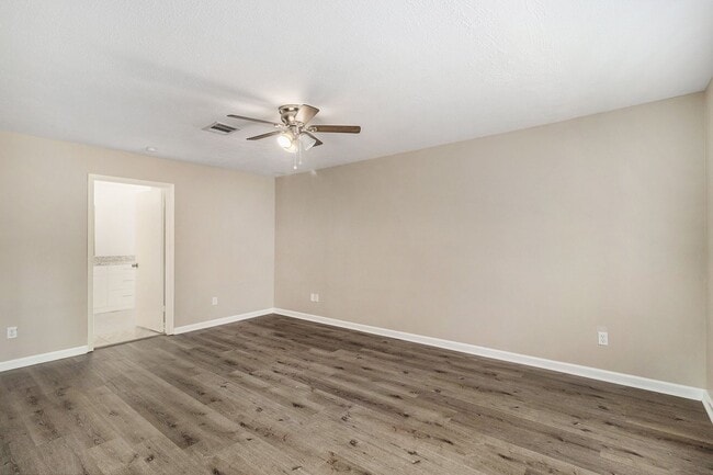 Building Photo - Spacious 4 bedroom 2 1/2 baths, 2 story for lease in the Elm Grove Village Subdivision - Kingwood