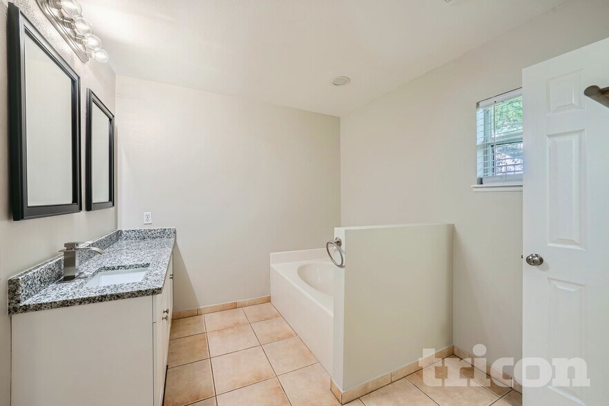 Building Photo - 104 Aurora Ln