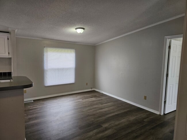 Building Photo - Renovated 3 Bedroom 2 Bath Home- Minutes from Shopping & Restaurants