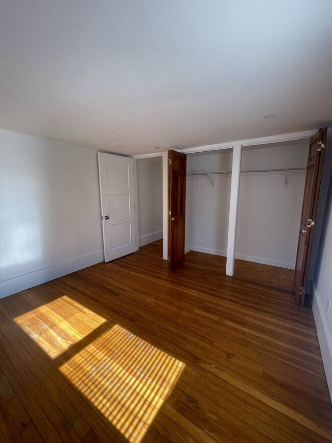 Building Photo - 13 Middle St