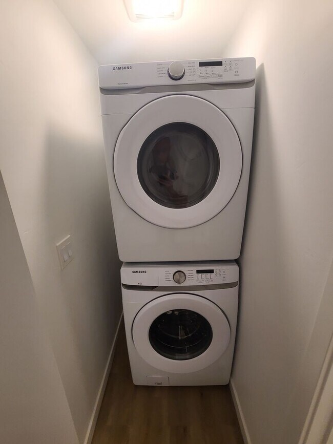 Building Photo - Gorgeous & Modern ADU w/ Solar, Washer/Dry...