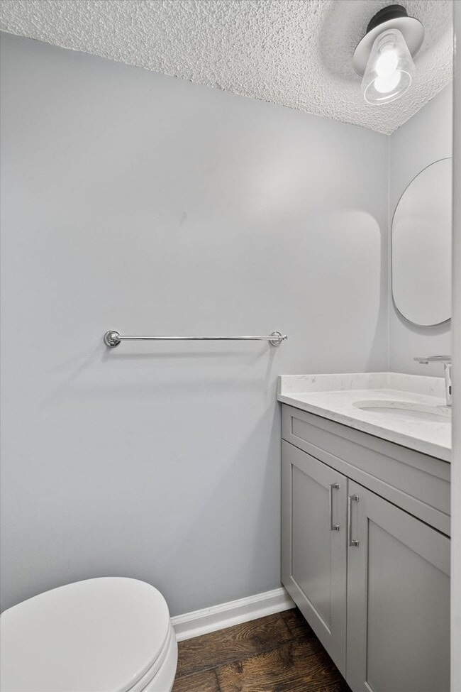 Building Photo - Now Available – 2 Bed / 1.5 Bath End Unit ...