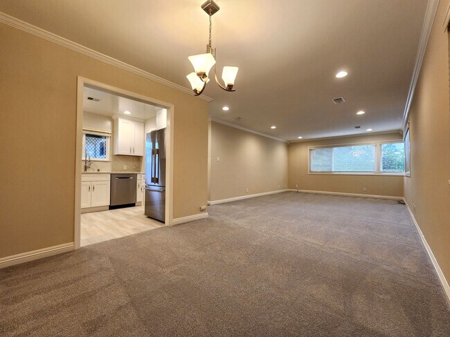 Building Photo - Updated 2 bedroom with in unit washer, dry...