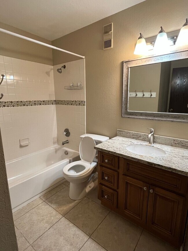 Building Photo - Spacious 2 Bed 1 Bath! Warm Springs District!