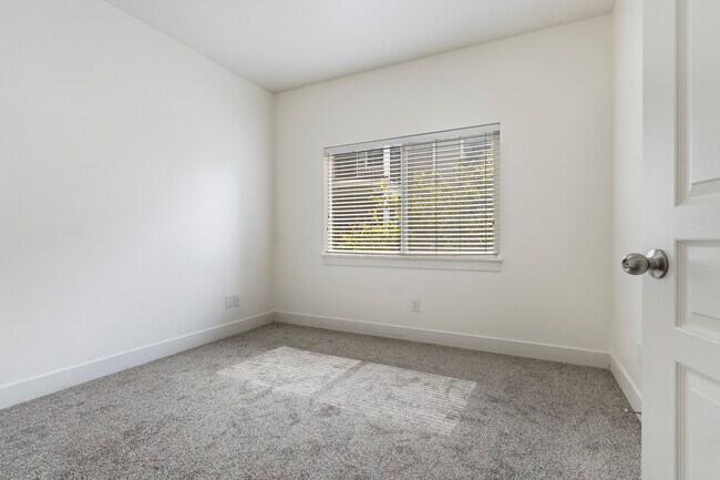 Building Photo - 389 S State St