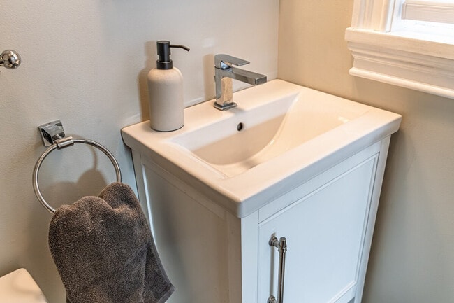 Building Photo - 99 W Circular St