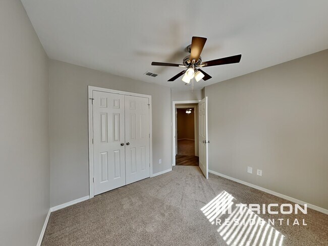 Building Photo - 1082 Roundrock Dr