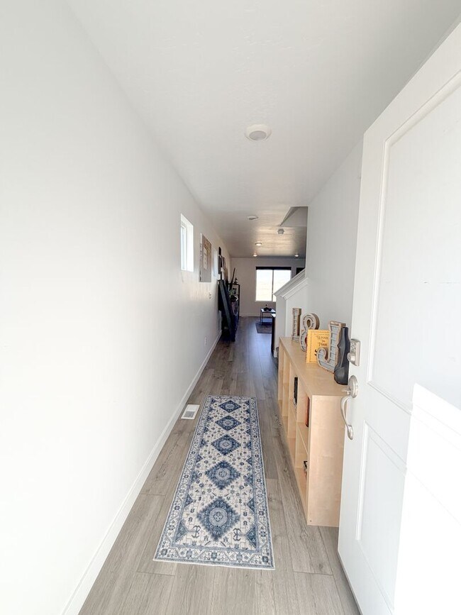 Building Photo - Hidden Springs Gem