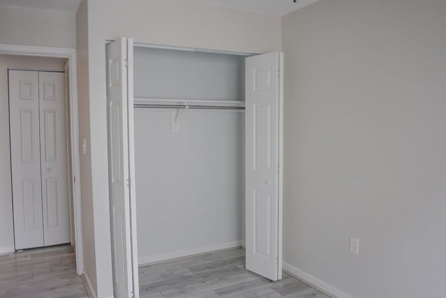 Building Photo - 8622 Village Square Dr